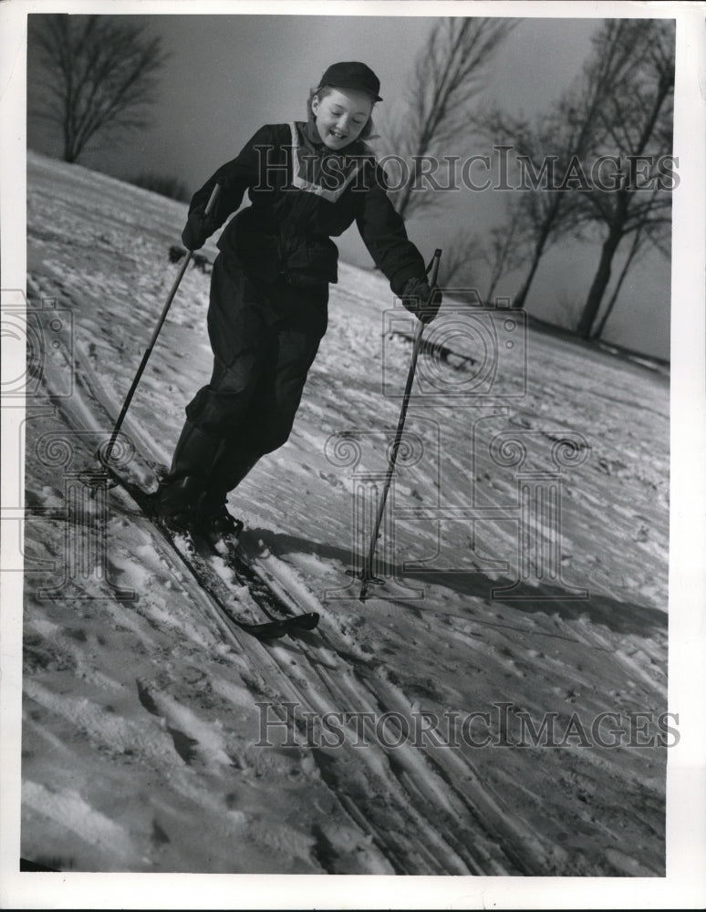 1953 Press Photo Connie Chapin Daughter of Mr &amp; Mrs Carroll Chapin Skiing - Historic Images