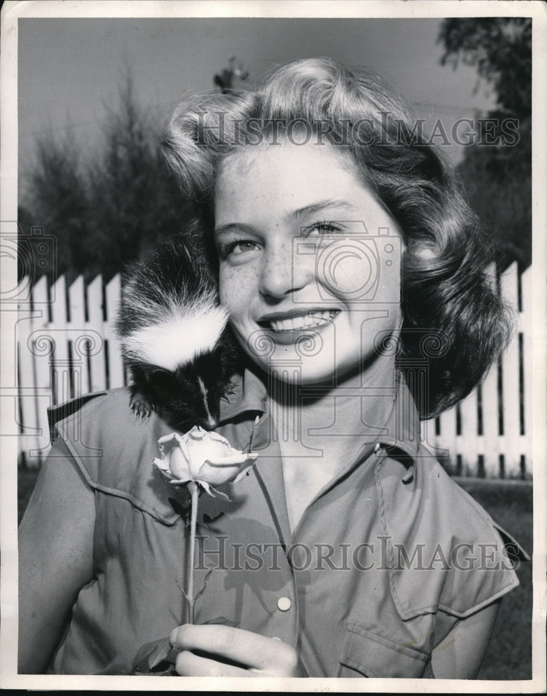1956 Press Photo Barbara Hilgenberg and her baby pet &quot;Rose&quot; a Skunk from Arizona - Historic Images