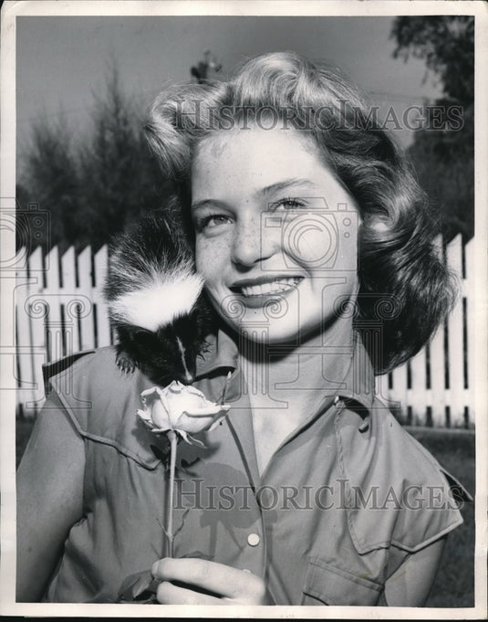 1956 Press Photo Barbara Hilgenberg and her baby pet "Rose" a Skunk from Arizona - Historic Images