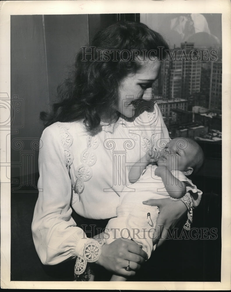 1949 Press Photo Robert Minzy survived Dr. Vent&#39;s safety pin demonstration-Historic Images