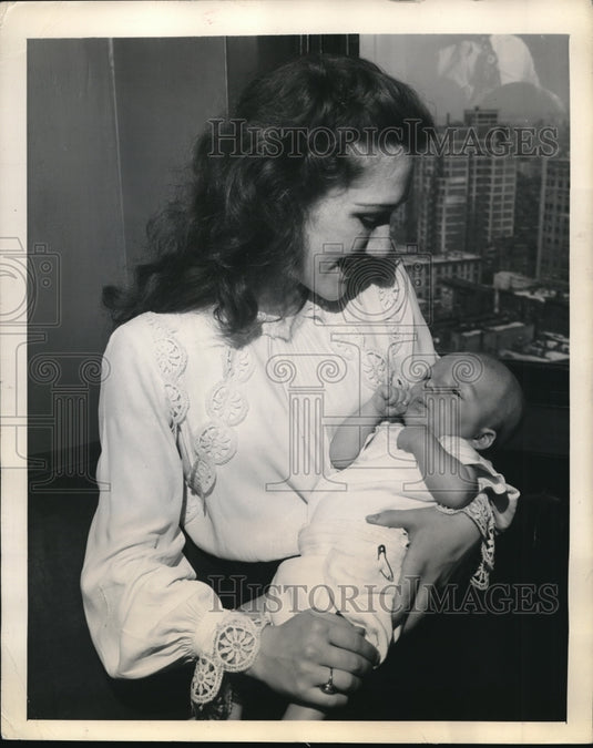1949 Press Photo Robert Minzy survived Dr. Vent's safety pin demonstration-Historic Images