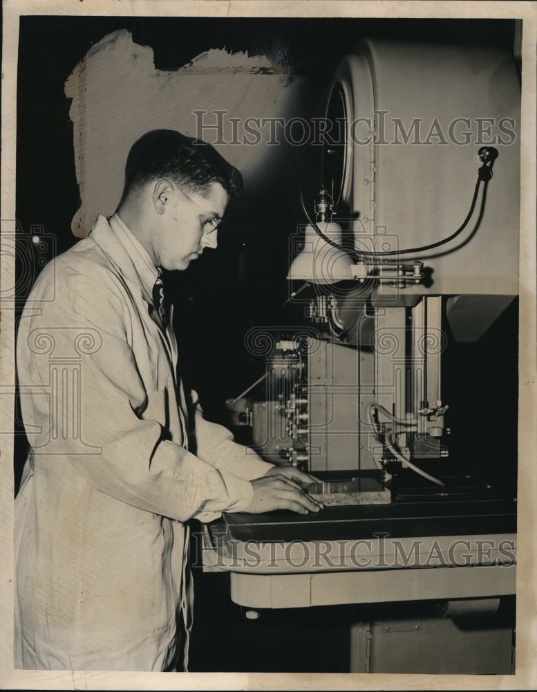 1948 Press Photo Do All Company Royal Andersen research engineer - Historic Images