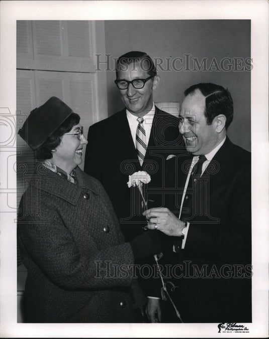 1958 Press Photo Mrs Rober Chambers, Gerald Baris, Alex Berkowski businessmen - Historic Images