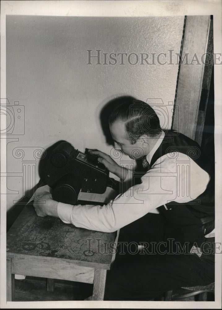 1939 Press Photo Cleveland Ohio Clerk & auto signing machine for relief checks-Historic Images