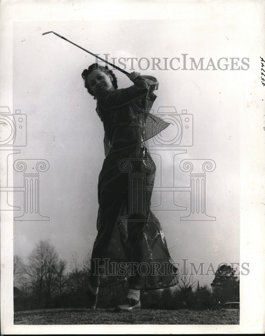 1940 Press Photo Playing golf Ruth Smith wearing rain and sun proof slack suit - Historic Images