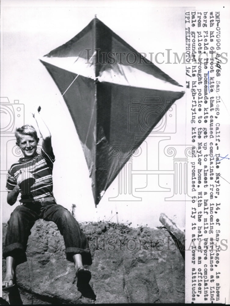 1958 Press Photo San Diego California Dale Naylor Lindberg High Flying Kite - Historic Images