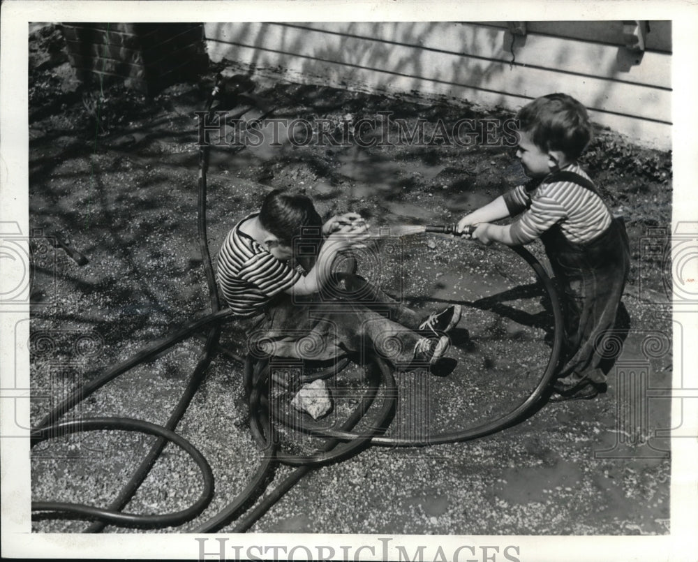 1941 Press Photo brothers David and Dennis play with garden hose - Historic Images