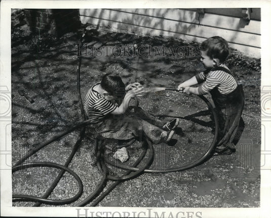1941 Press Photo brothers David and Dennis play with garden hose - Historic Images