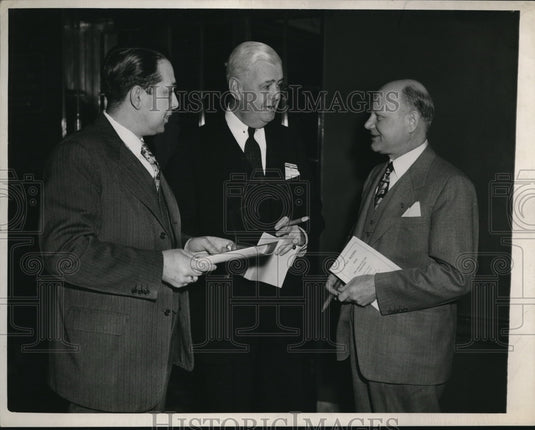 1945 Press Photo Carl Weinman Jos C Hostelles Judge Arthur J Hooper - Historic Images