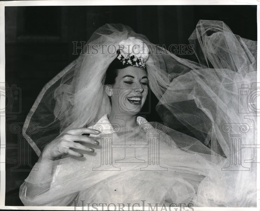 1961 Press Photo Breezy Bride Doreen weds Andre Rosas in London - Historic Images