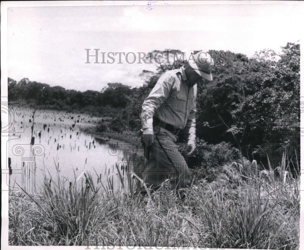 1957 Press Photo Whitman Garrett at Gatun Lake in Panama Canal zone - Historic Images
