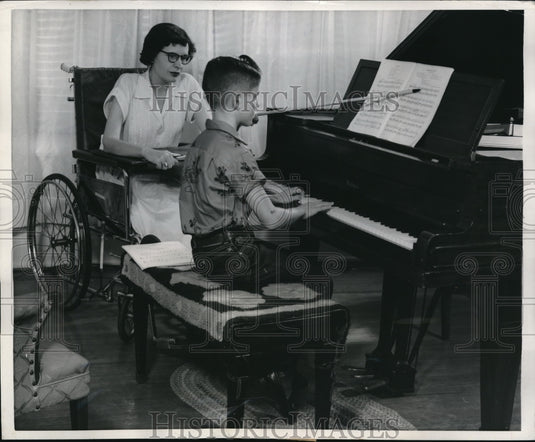 1957 Press Photo Mrs Margery Halfor polio victim teaches piano to youngsters - Historic Images