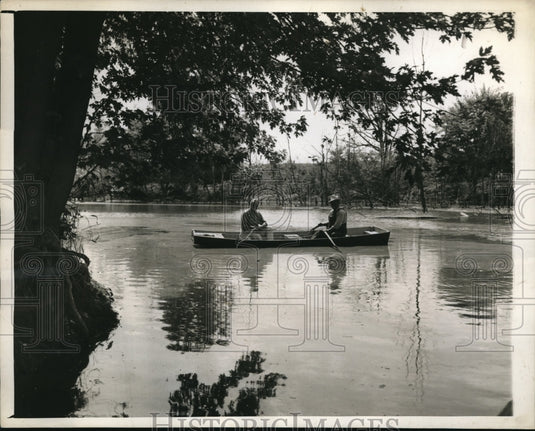 1943 Press Photo Local Residents enjoying a day on the lake fishing - Historic Images