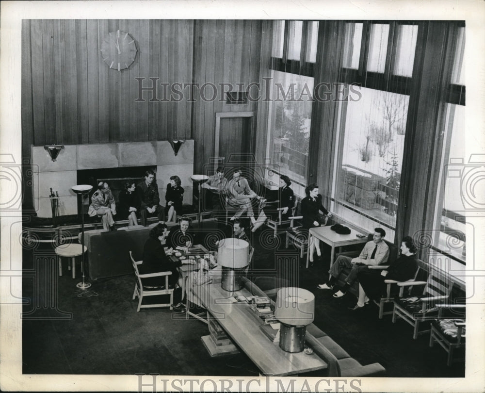 1944 Press Photo Navy and Marine Veterans of Farflung Battlefronts Relaxing - Historic Images