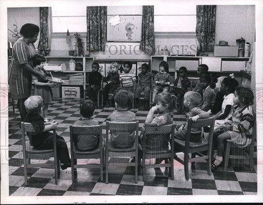 Press Photo Georgia Stokely & Sherry Thompson at Painesville Daycare Center - Historic Images