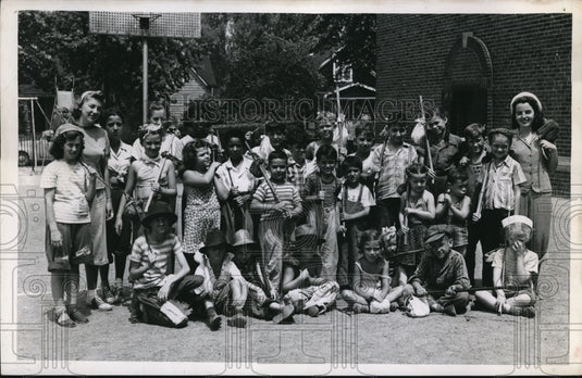 1945 Press Photo "Hobos" at Chas Dickens playground - Historic Images