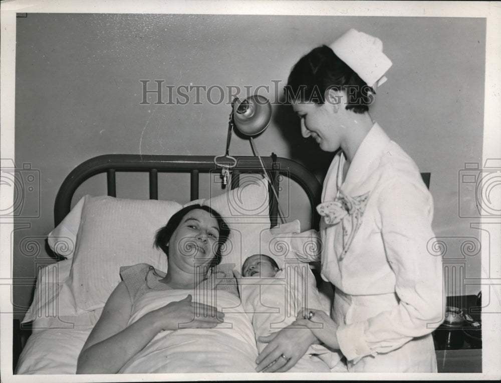 1938 Press Photo NYC Mrs Anne Sutton baby &amp; nurse Schneisy at Wadsworth hospital - Historic Images