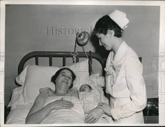 1938 Press Photo NYC Mrs Anne Sutton baby & nurse Schneisy at Wadsworth hospital - Historic Images