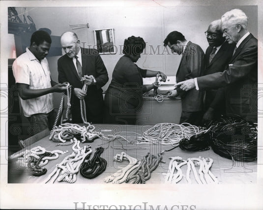 1970 Press Photo The supervisor, Robert Hardnett and workers inspect the cables - Historic Images