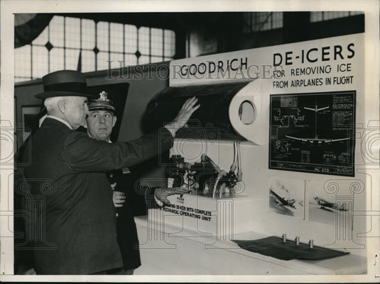 1940 Press Photo Jones and Echols looking over the de-icing apparatus - Historic Images