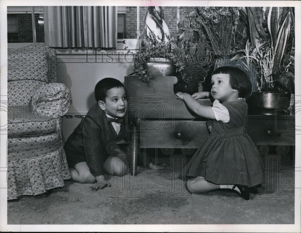 1960 Press Photo Ken and Vicki Kayman playing around - Historic Images