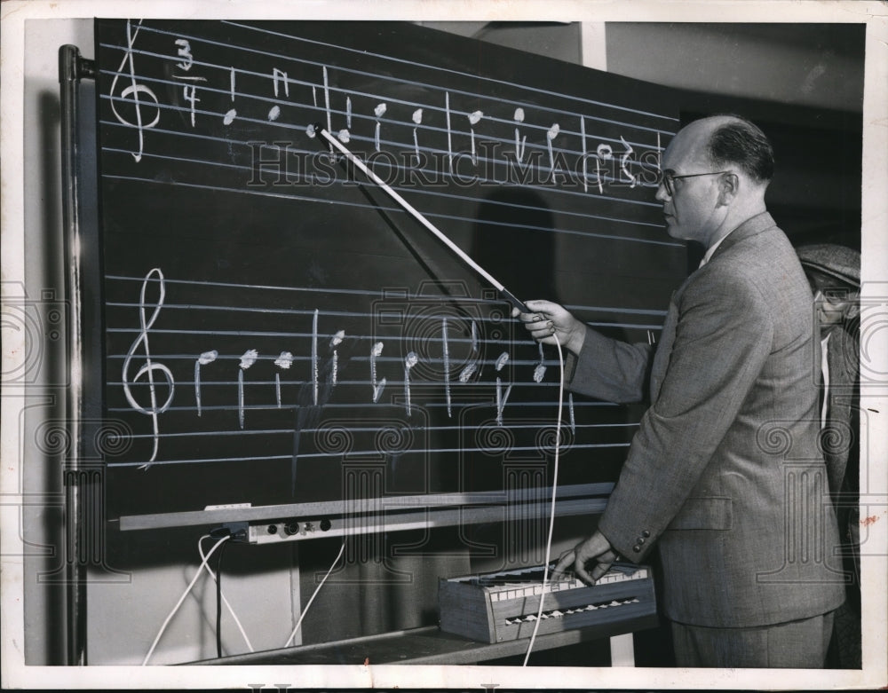 1955 Press Photo Professor demonstrating a electronic blackboard in Germany - Historic Images