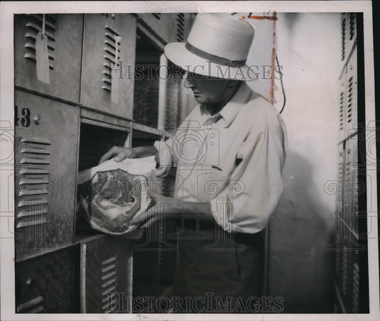 1936 Press Photo A attendant at the Cold Storage facility in Ames Iowa - Historic Images