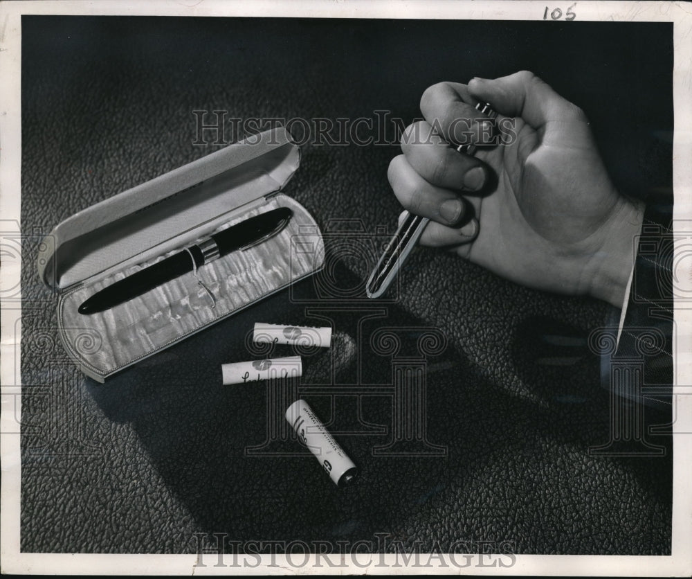 1950 Press Photo Tiny flashlight battery introduced by General Dry Batteries Inc - Historic Images