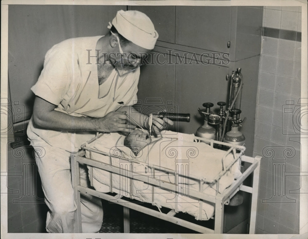 1937 Press Photo Dead baby brought to life again through artificial respiration - Historic Images