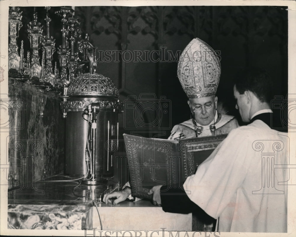 Press Photo Bishop Edw F Hobens, book bearer Thor Cambell - Historic Images