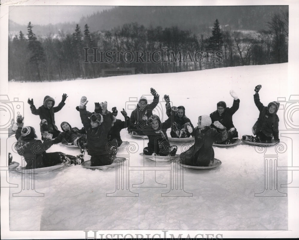 1956 Press Photo Snow Saucers in New Hampshire Cannon Mountain - Historic Images