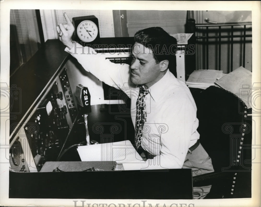 1944 Press Photo &quot;Mr. District Attorney&quot; Jerry Devine Live on Air - Historic Images