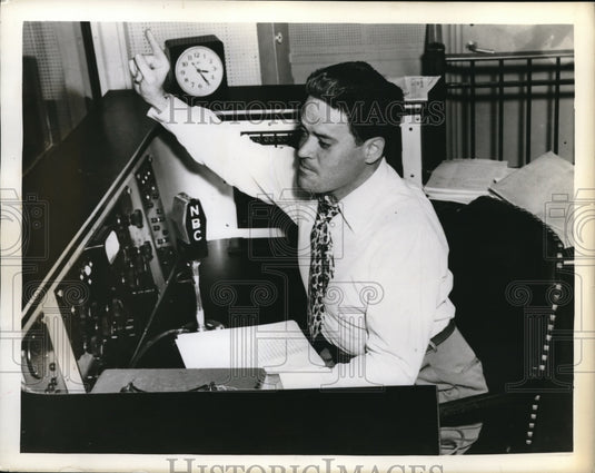 1944 Press Photo "Mr. District Attorney" Jerry Devine Live on Air - Historic Images