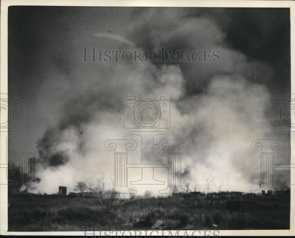 1943 Press Photo Staten Island, NYC 4 buildings on fire at P&amp;G plant - Historic Images