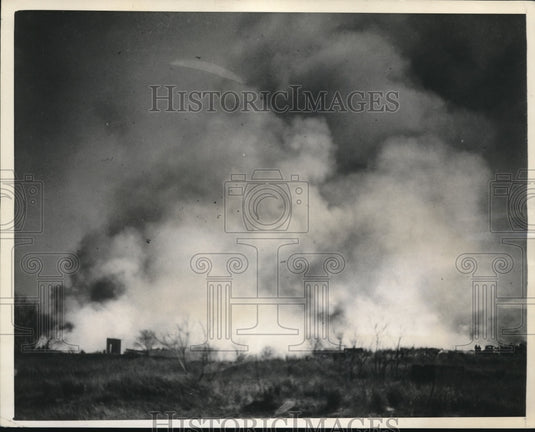 1943 Press Photo Staten Island, NYC 4 buildings on fire at P&G plant - Historic Images