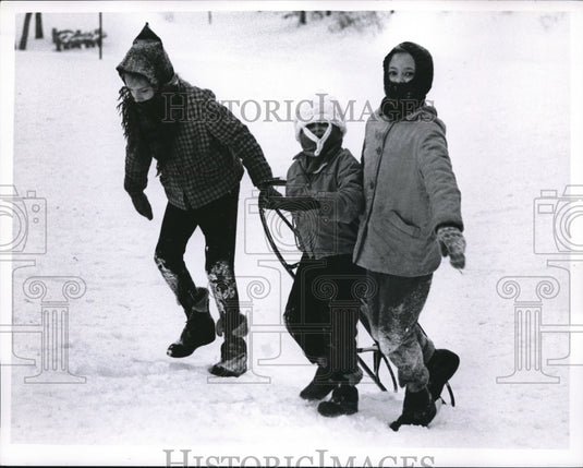 1965 Press Photo Hilda & Joan King, Ruth Clough sledding in Cleveland - Historic Images