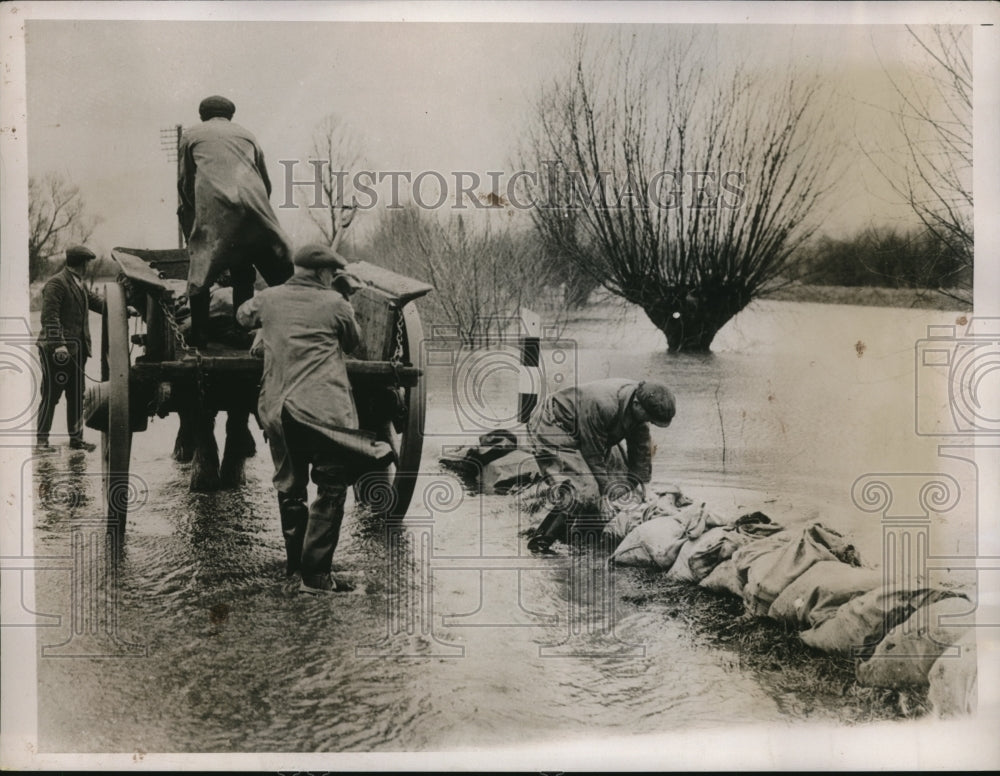 1937 Press Photo West River at Stretham England sandbagging  vs flooding - Historic Images