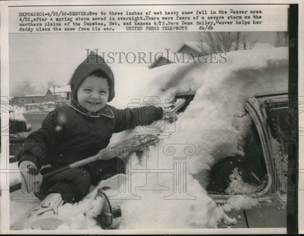 1958 Press Photo Denver Colo Dana Bailey in 3 in snowfall in the city - Historic Images