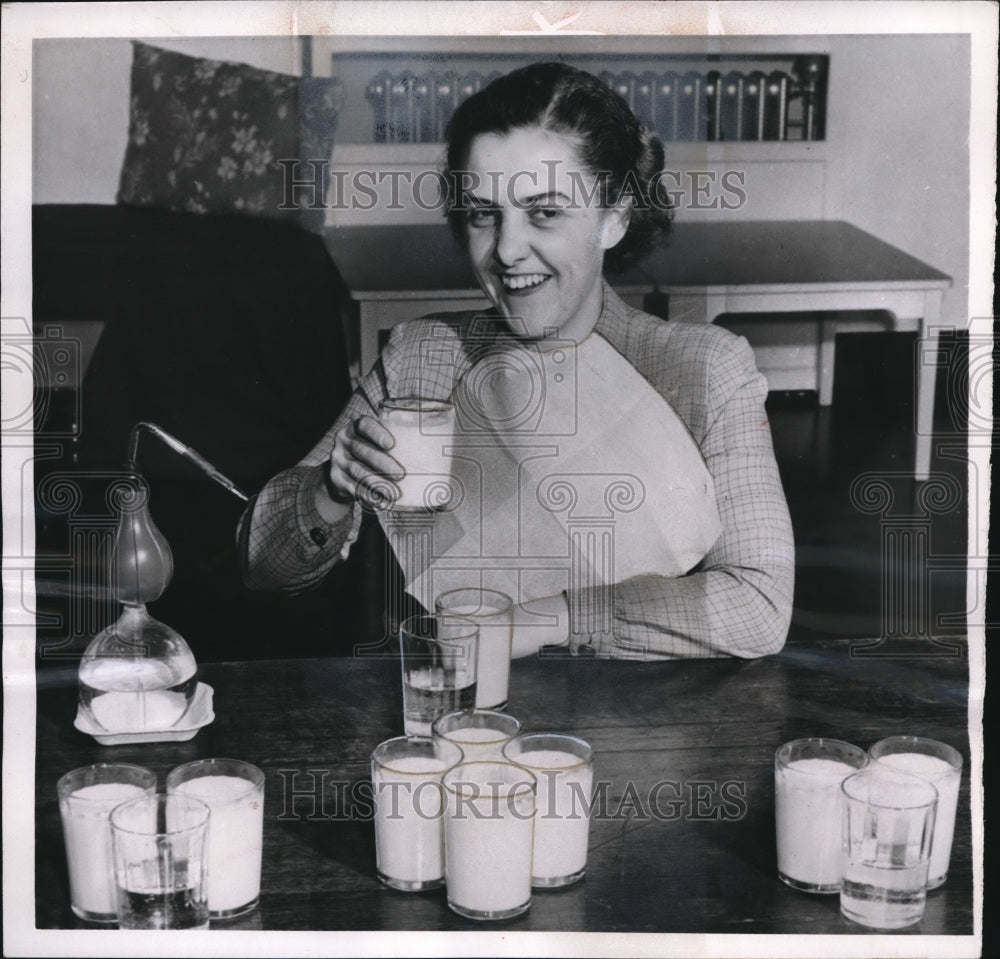 1952 Press Photo Ithaca NY Ruth Lutz in meal drink test at Cornell Univ - Historic Images