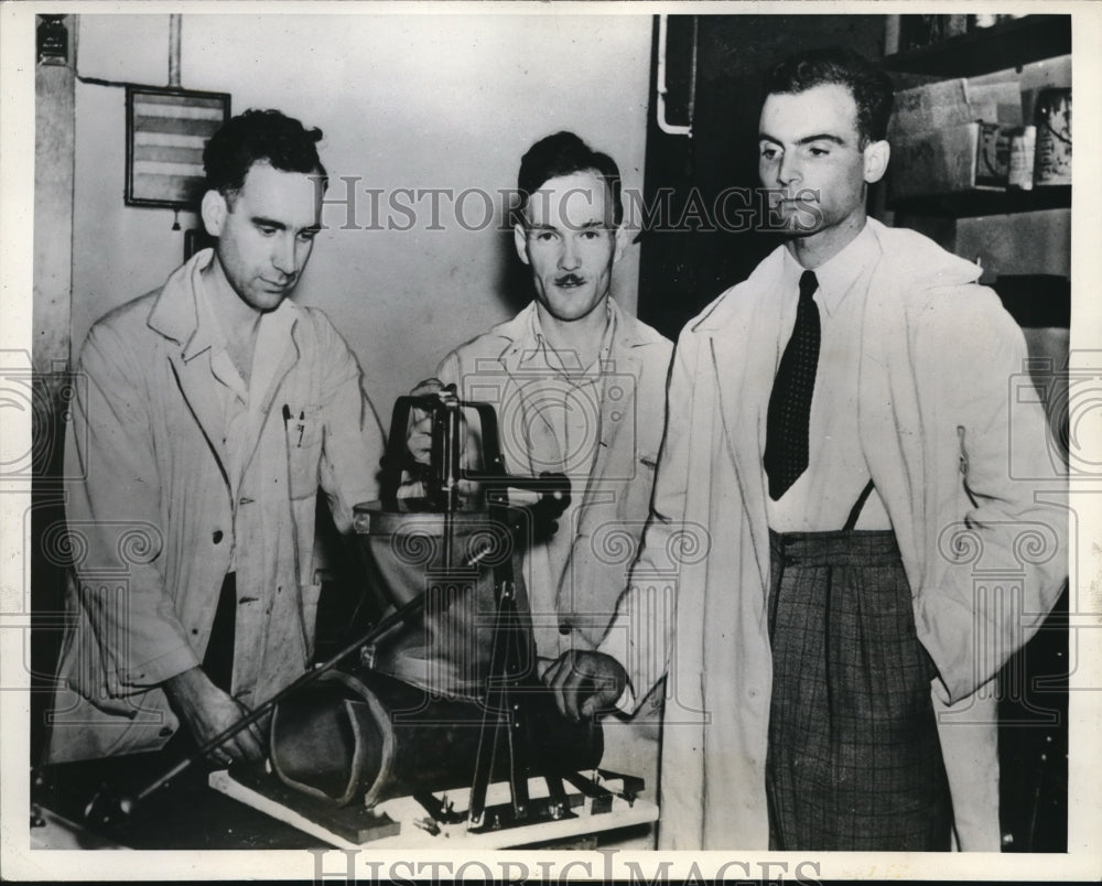 1937 Press Photo New type respirator Bernard Leibel, Leo Brock, Jack Conley - Historic Images