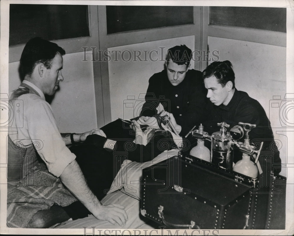 1938 Press Photo Mrs Carris Fallis &amp; firemen with artificial respirator - Historic Images