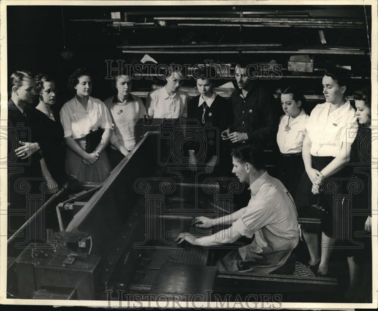 1943 Press Photo General Electric Xray Corp Joe Fisher on piano in plant - Historic Images