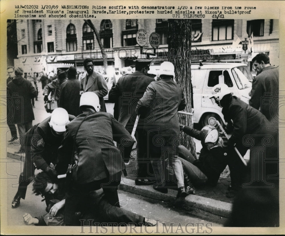 1969 Press Photo Wash DC police scuffle with demonstrators near inaugural parade - Historic Images