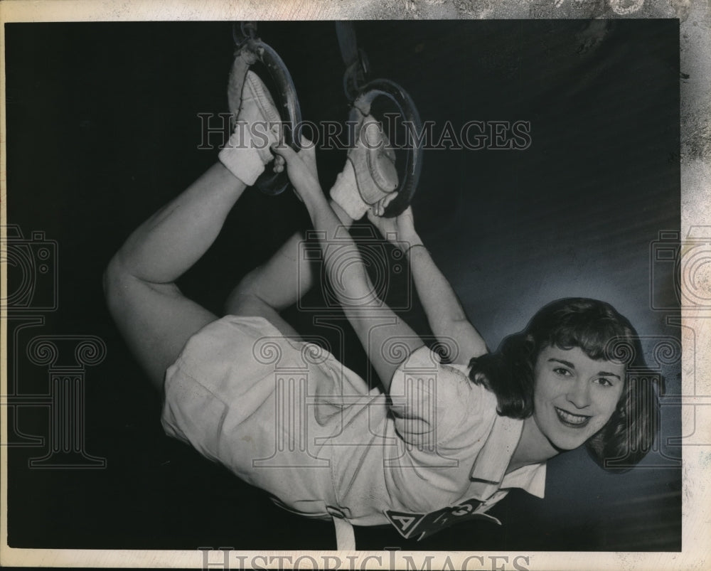 1950 Press Photo Agile Star Student Phyllis Kelley Stretches - Historic Images