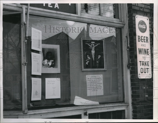 1961 Press Photo Easter display in shop windows in Cleveland Ohio - Historic Images