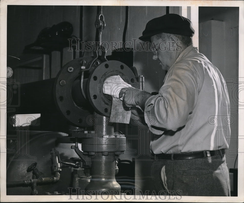 1960 Press Photo Electrocuted chicken in cloth bag and loaded in air gun chamber - Historic Images