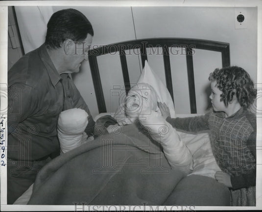 1939 LA, Calif Mts J Morgan burn vic in hospital husband & son visit - Historic Images