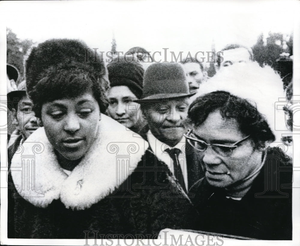 1969 Press Photo Cape Town South Africa Mrs D Haupt at funeral of Dr P Blaiberg-Historic Images