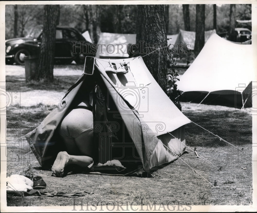 1955 Press Photo Tenting in a very tiny tent - Historic Images