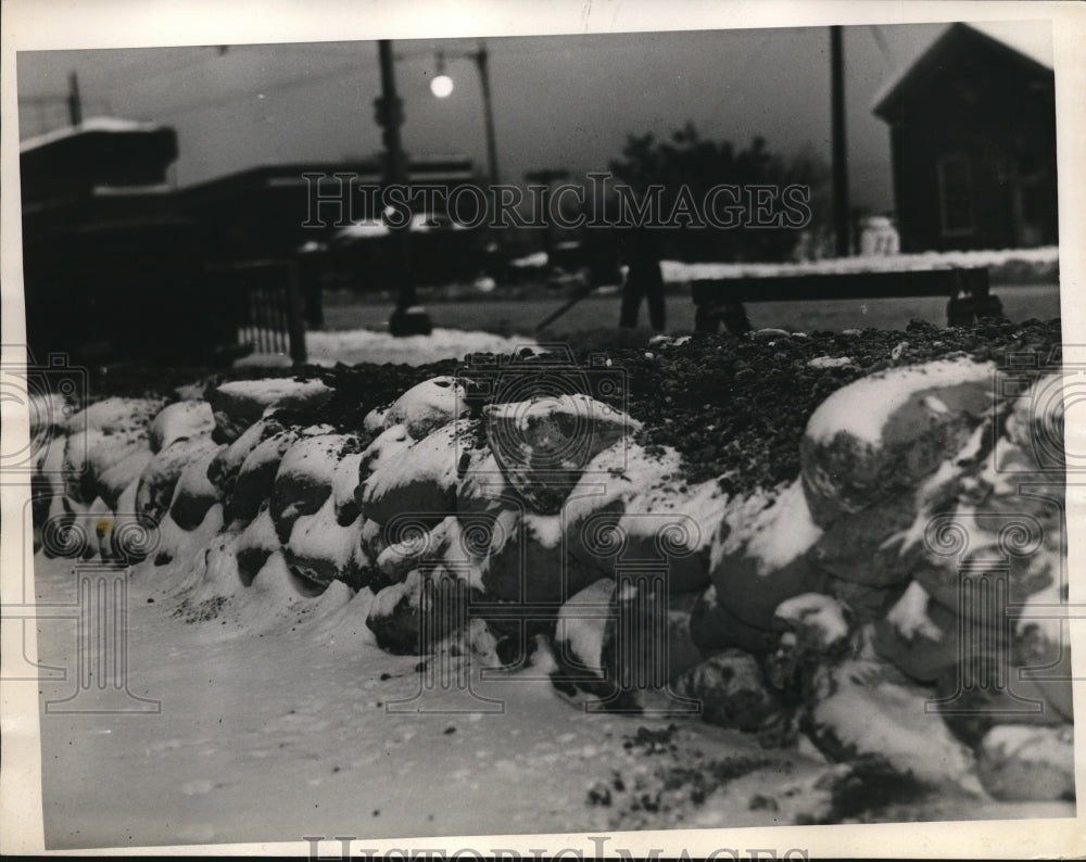 1937 Press Photo Sandbags covered with snow at Ohio - Historic Images